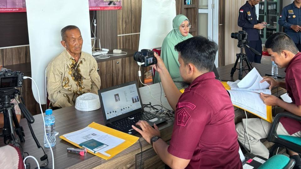Imigrasi Pangkalpinang Layani 86 Pembuatan Paspor Calon Jemaah Haji di  Kemenag Bangka